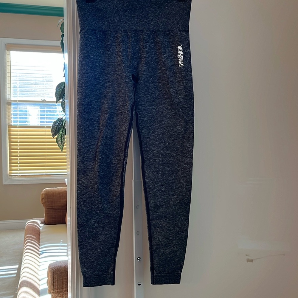 GYMSHARK DARK GREY LEGGINGS.